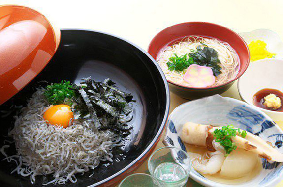 名物　しらす丼